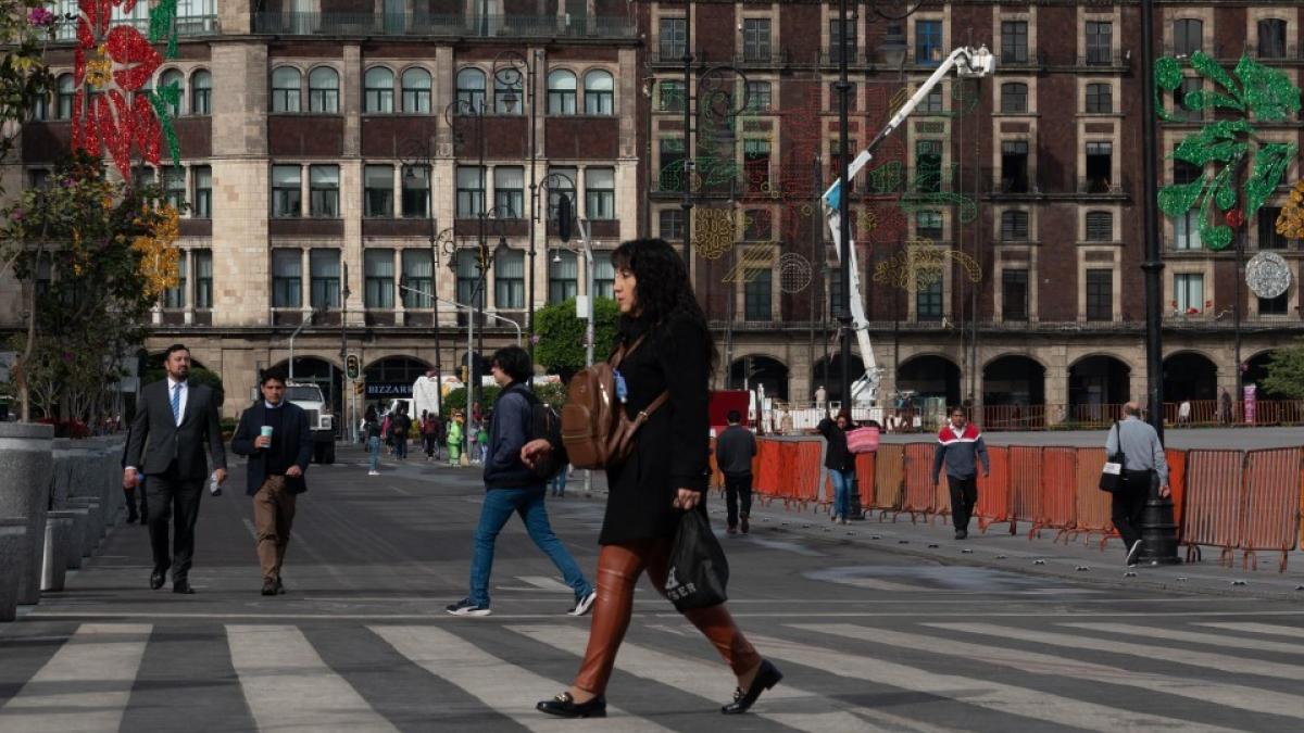 Capitalinos disfrutan caminar libremente por el Zócalo tras declaración oficial de peatonalización | VIDEOS