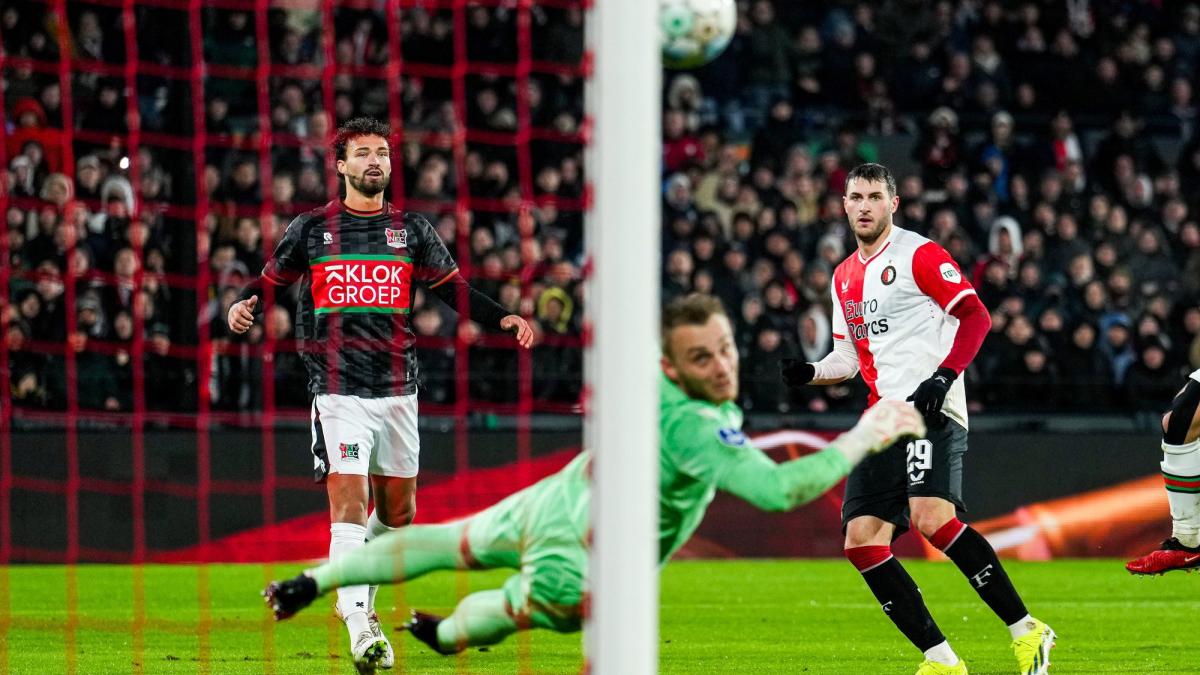 VIDEO: Santiago Giménez comienza el año con un GOLAZO del que todos hablan