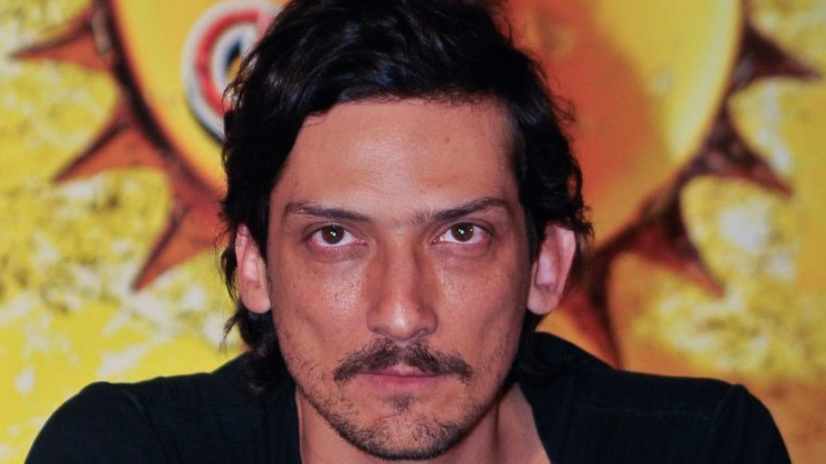 León Larregui se rapa y la gente se burla de él: 'le quitaron las pulgas' (FOTO)