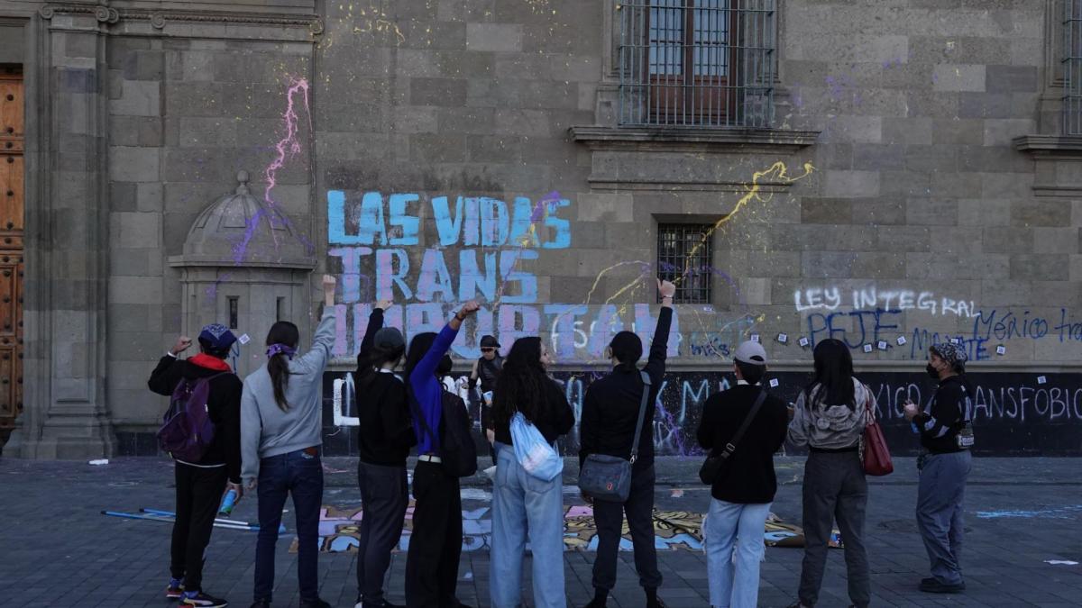 Mujeres trans protestan en Palacio Nacional, exigen a AMLO condenar violencia contra comunidad LGBT+