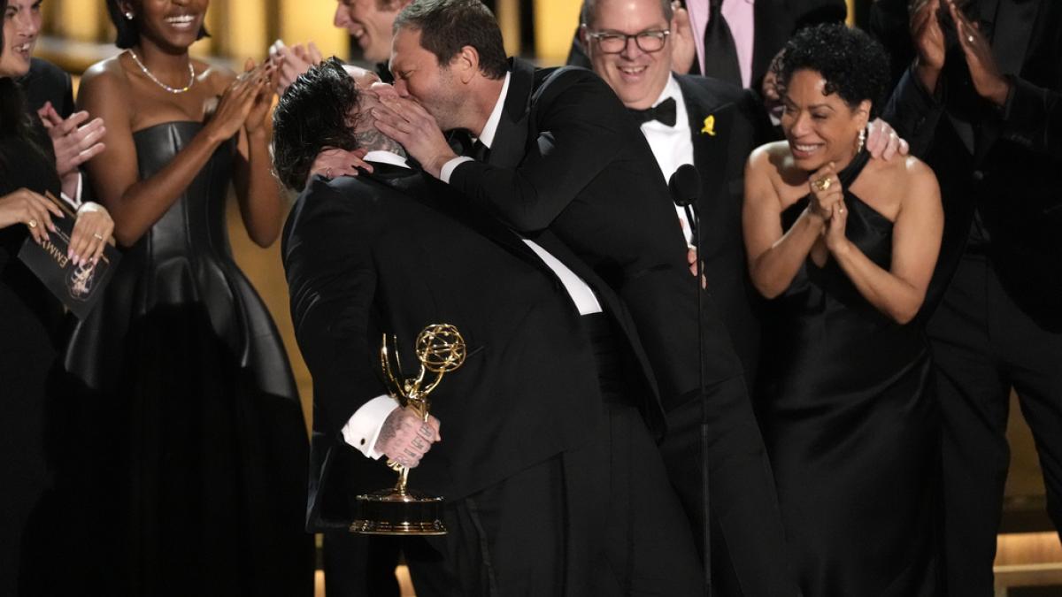 Premios Emmy 2024: Protagonistas de The Bear se dan apasionado beso para celebrar su triunfo | VIDEO