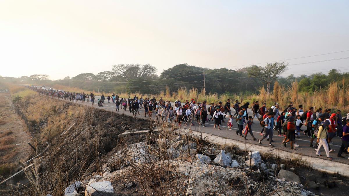 El frente frío, otro reto para caravana migrante