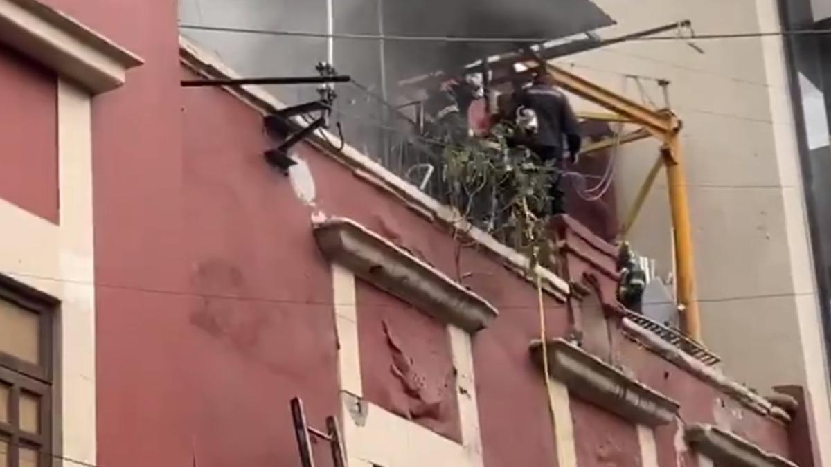 Así se ve en VIDEOS el incendio en Plaza de la Tecnología del Centro Histórico en CDMX