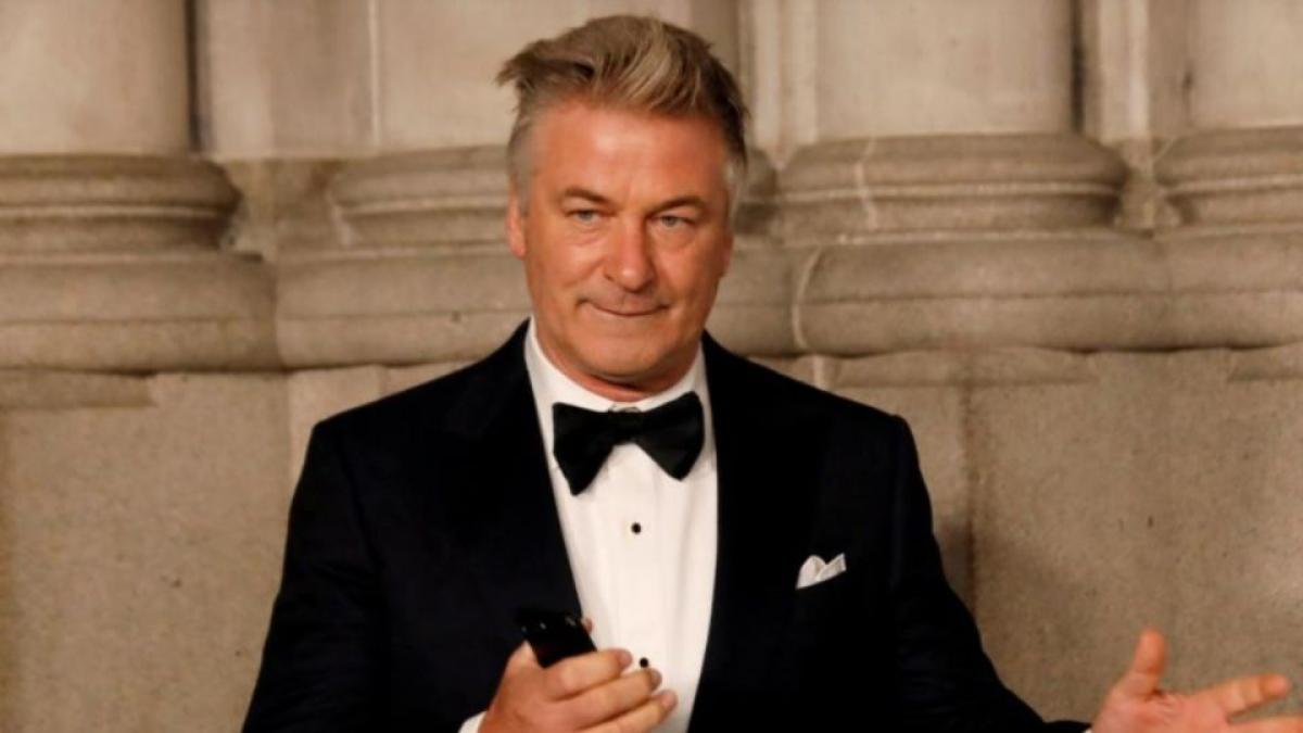 Acusan a Alec Baldwin de homicidio involuntario por tiroteo en filmación de Rust