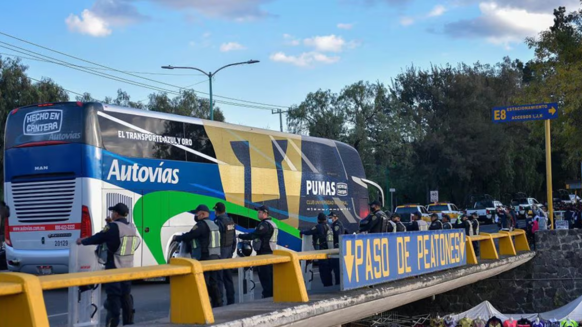 Liga MX | Camión de Pumas queda atrapado en San Luis horas antes de su juego de la Jornada 2 (Fotos)