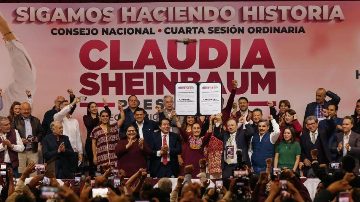 Morena entrega constancia a Claudia Sheinbaum que la ratifica como su candidata a la Presidencia