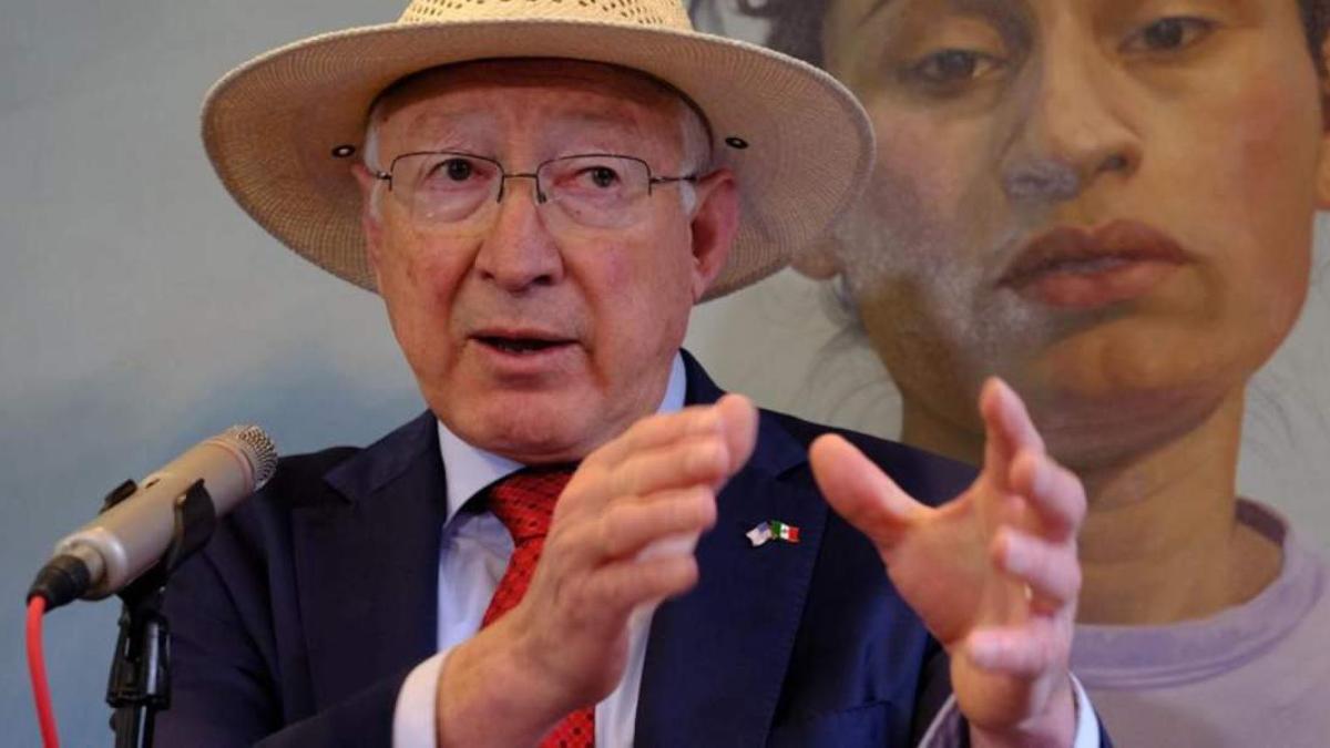 Ken Salazar anuncia que se investigará alerta sobre tráfico de armas propiedad del ejército de EU