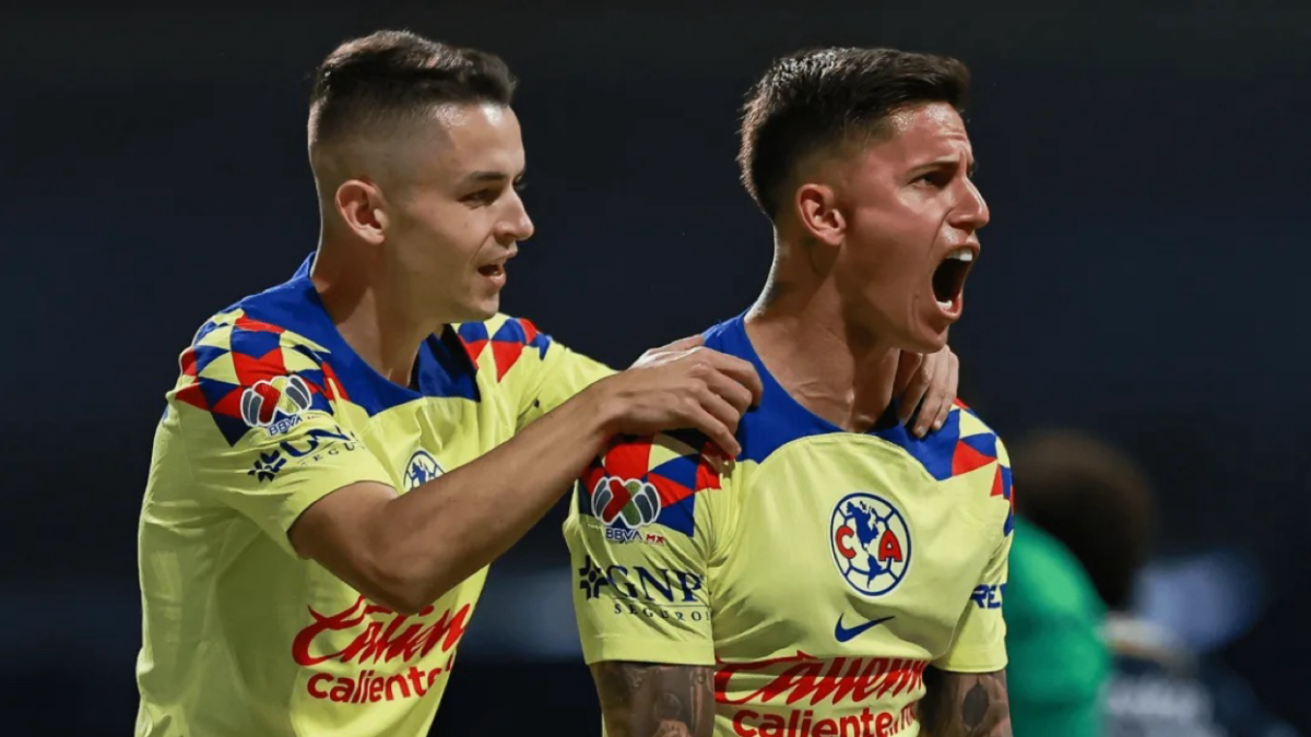 Liga MX | Álvaro Fidalgo a punto de revelarle su futuro al árbitro en pleno partido contra Juárez (VIDEO)