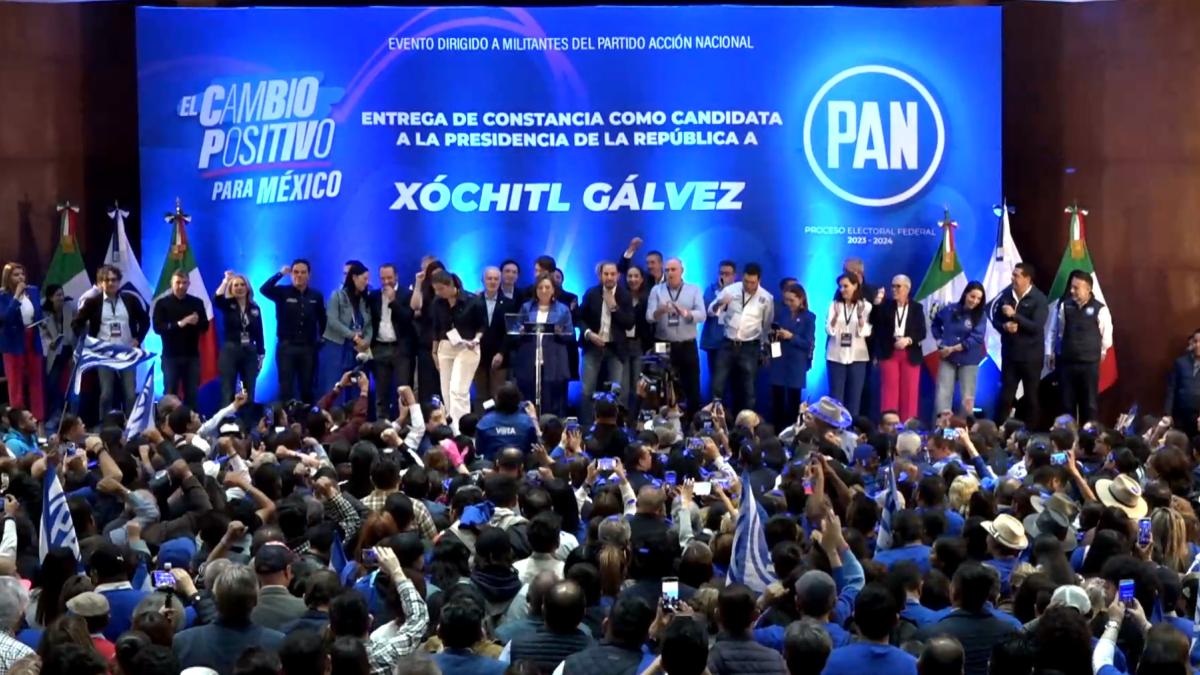 Acción Nacional entrega a Xóchitl Gálvez constancia como candidata a la presidencia del país