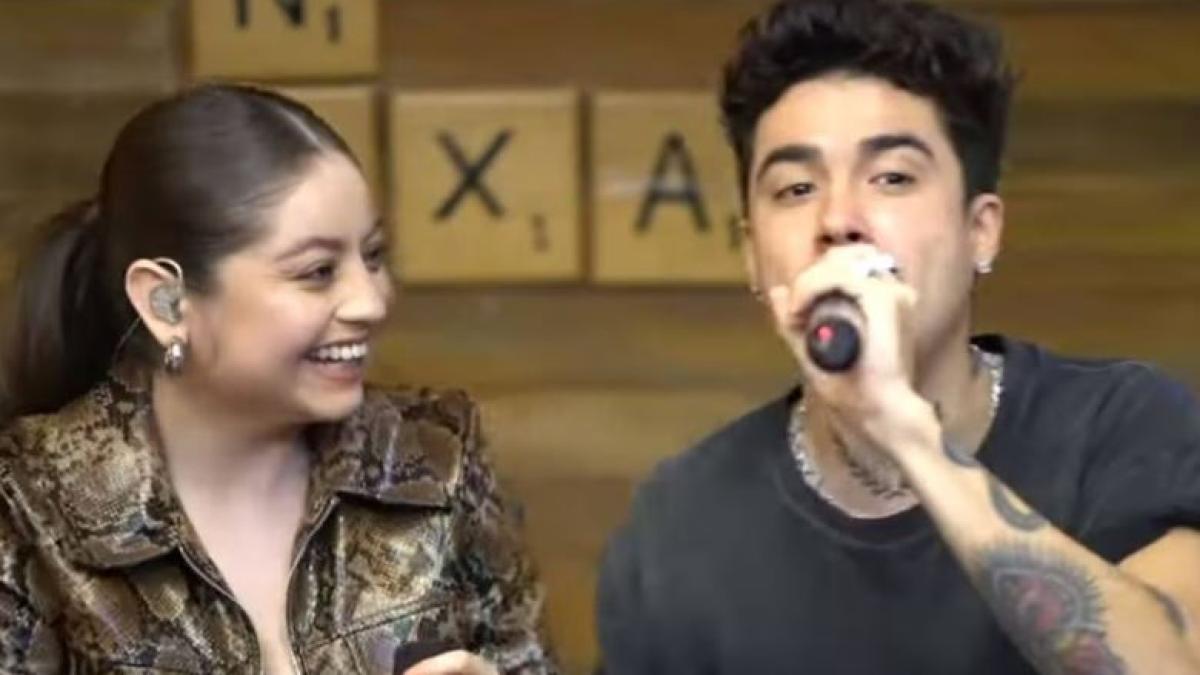 Karol Sevilla y Mario Bautista se besan en VIVO mientras cantan: 'tenemos amor libre' (VIDEO)