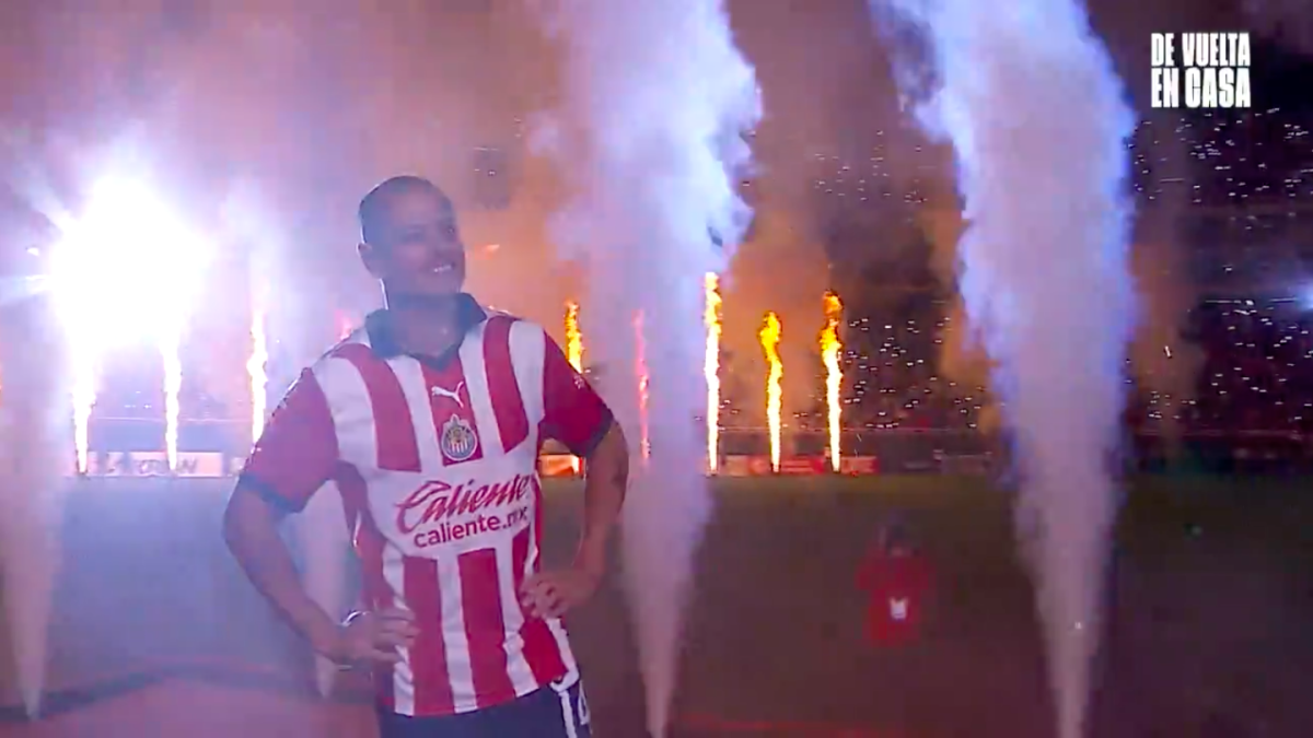 ​Liga MX | Chicharito Hernández firma su contrato con Chivas y vive una presentación histórica en el Akron