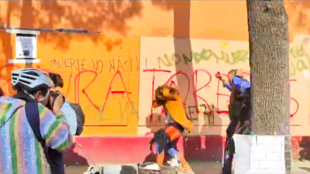 Fuertes agresiones sufren asistentes a la Plaza México por parte de manifestantes contra corridas