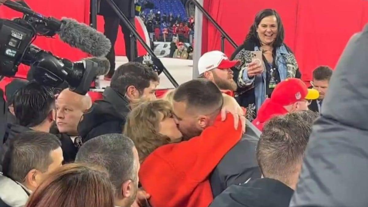 El romántico momento entre Taylor Swift y Travis Kelce tras asegurar su llegada al Super Bowl