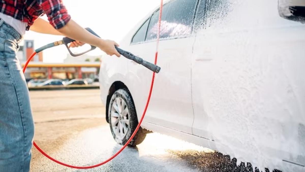 Desabasto de agua en CDMX: Esto podrías pagar de multa por lavar tu auto en la calle