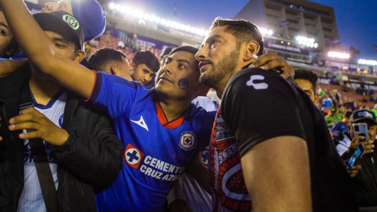 Liga MX | Jesús Corona recibe increíble ovación en el Estadio Azul y segundos después, le anotan