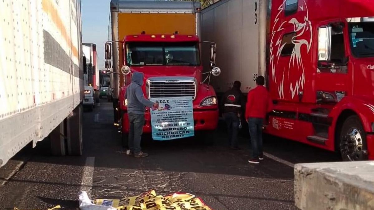 Transportistas bloquean dos puntos de acceso a la CDMX