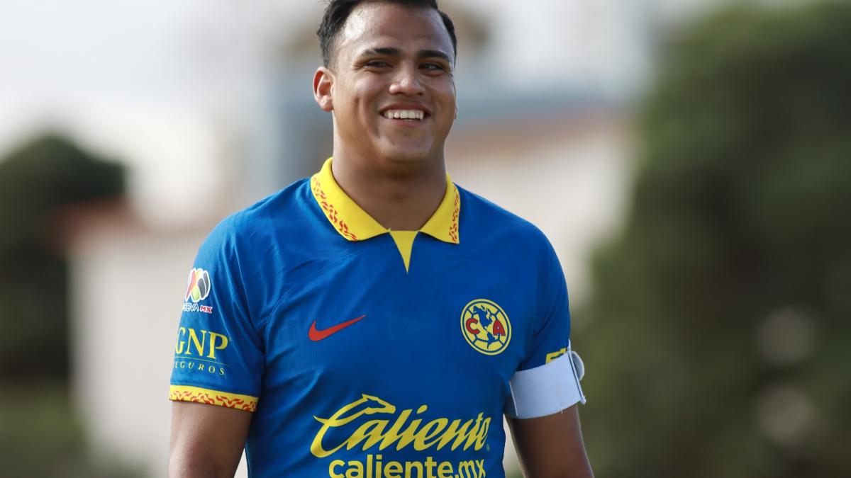 Liga MX | 'Mozumbito' Martínez cautiva a la afición del América al trasladarse en un patín (Video)