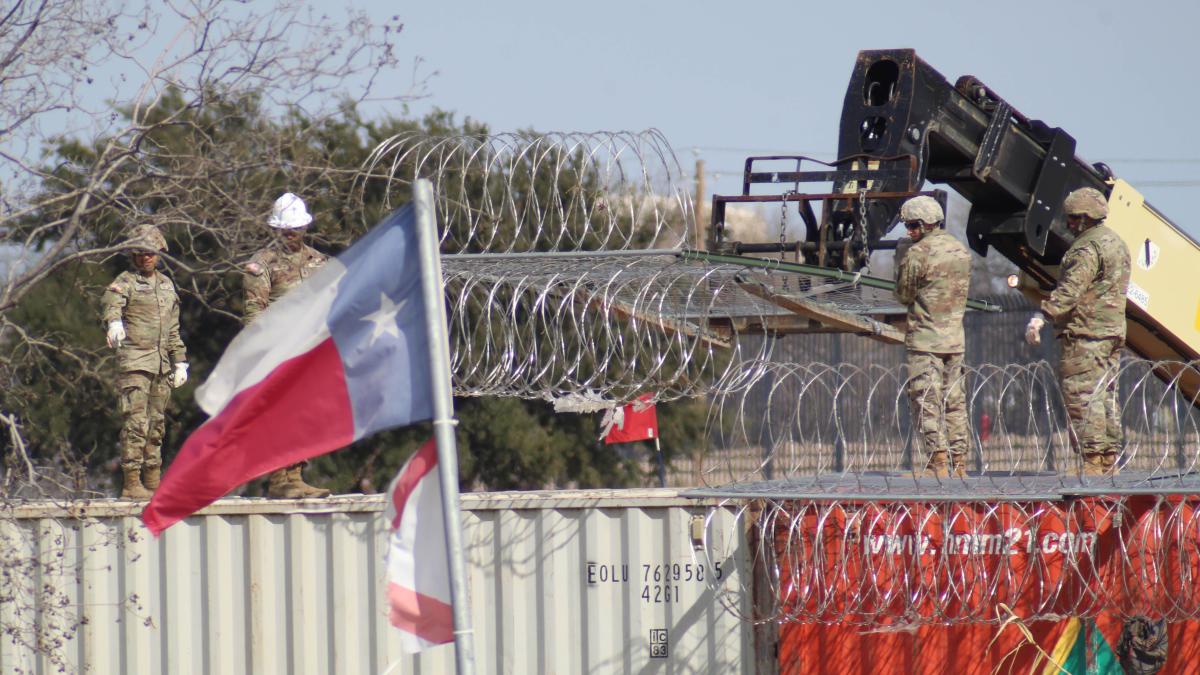 Con más alambre de púas, Texas refuerza su frontera