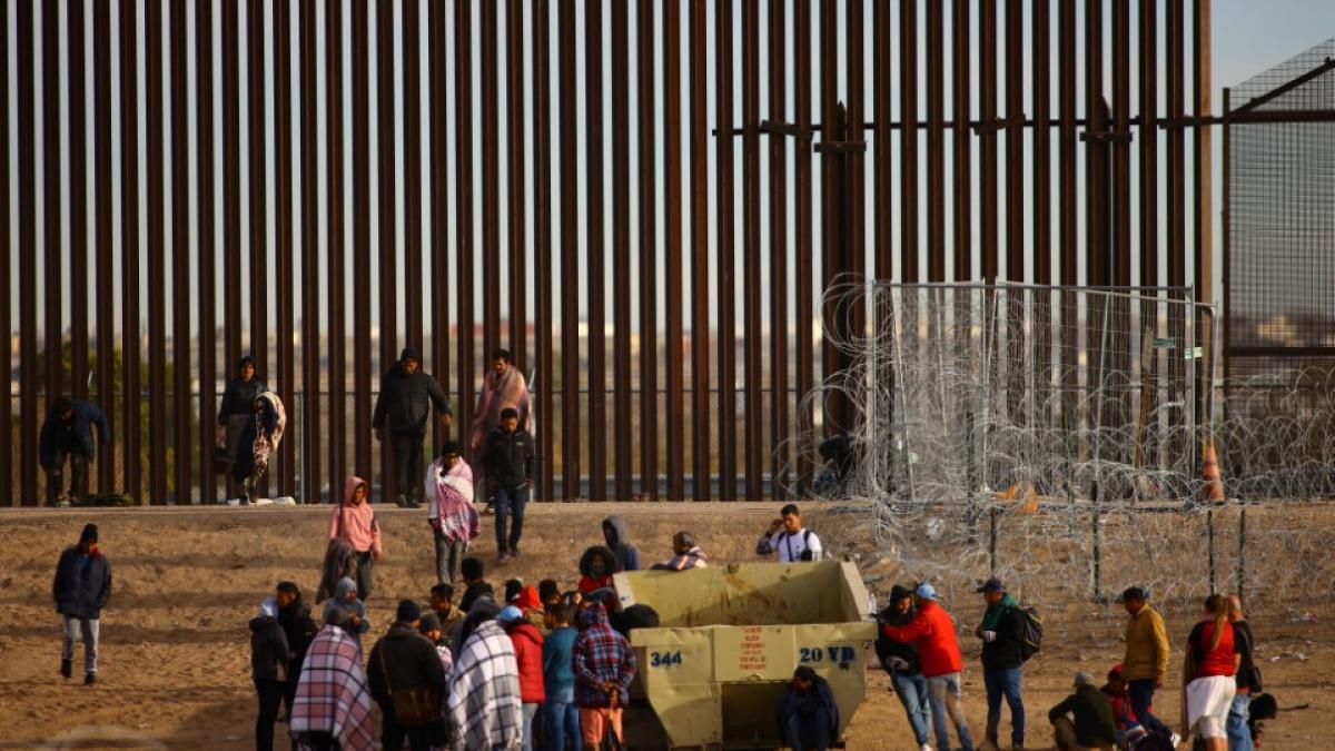 Arriban cientos de manifestantes a la frontera sur de EU para evitar migración irregular