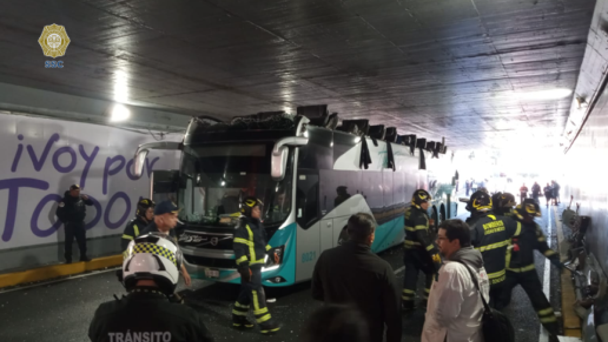 Fuerte accidente de camión turístico en Viaducto deja al menos 16 heridos | VIDEO