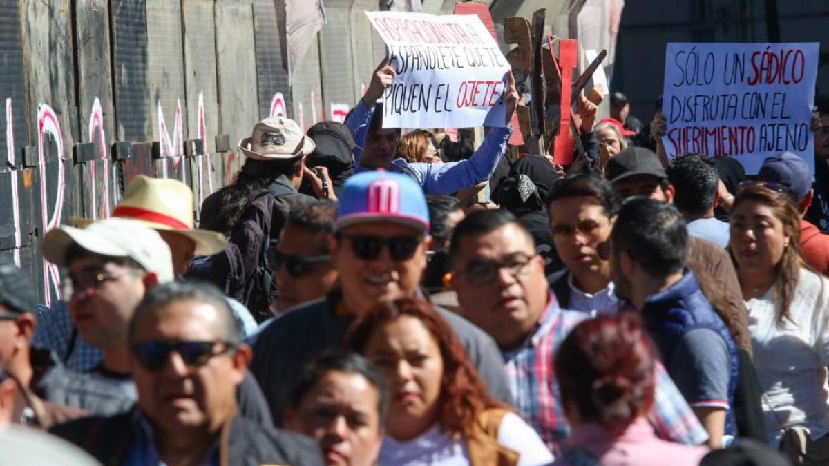 Plaza de Toros México cumple un aniversario más entre manifestaciones; una en la plaza otra en Bellas Artes