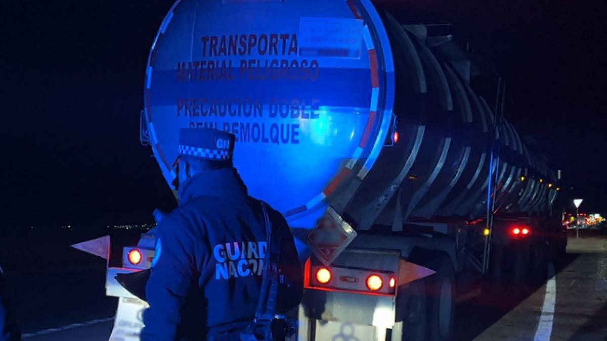 GN asegura tractocamión con 64 mil litros de hidrocarburo de procedencia ilícita en NL