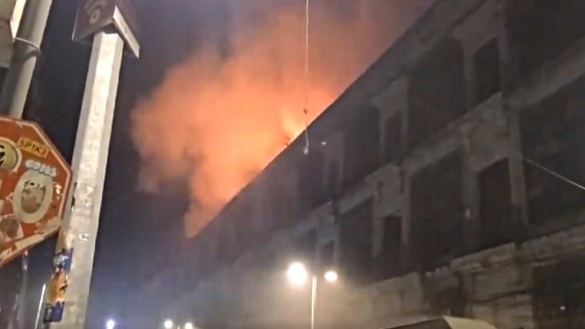 Incendio consume plaza comercial en el Centro de la CDMX