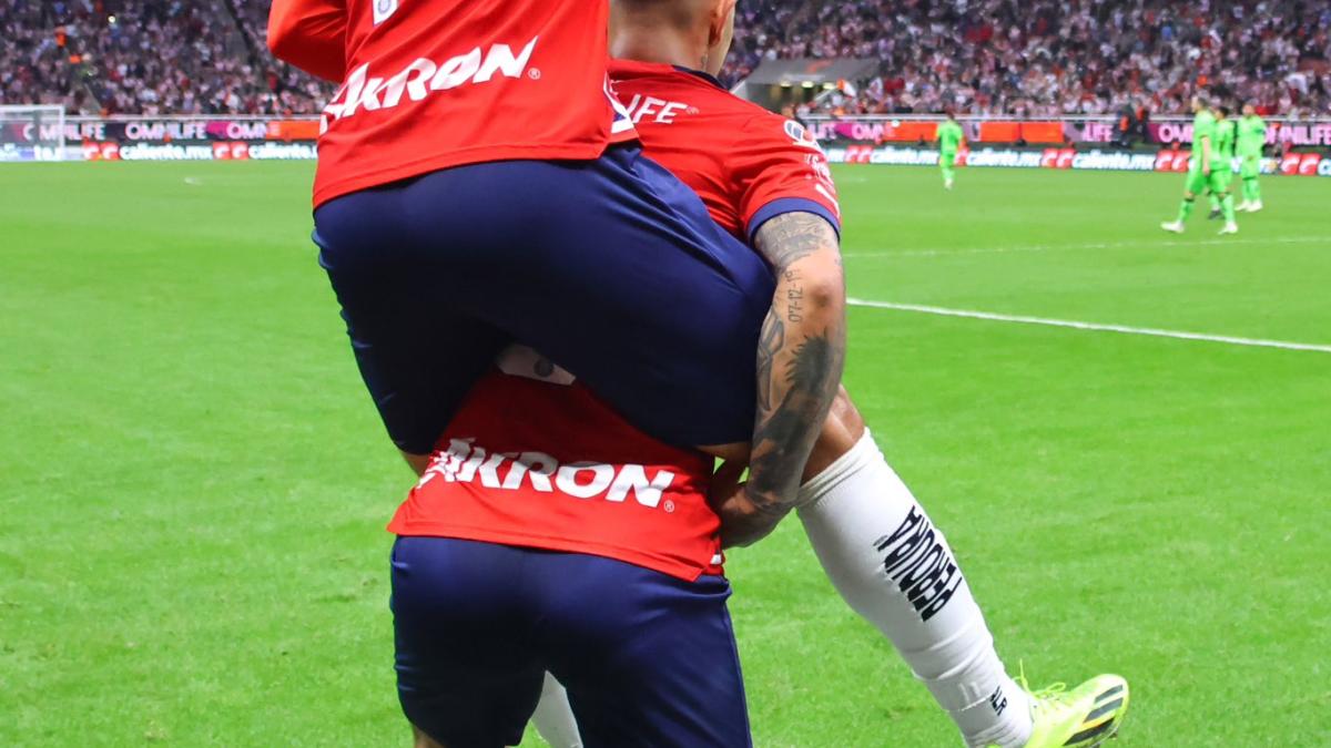 Liga MX | Cade Cowell y 'Pocho' Guzmán y su épico festejo vaquero en el Chivas vs FC Juárez (Video)