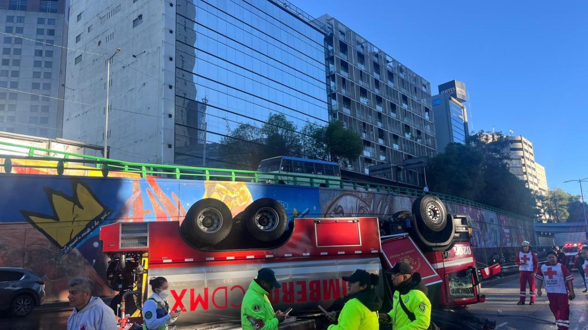 ¿Qué pasó en Circuito Interior? Reportan fuerte tráfico por volcadura de camión de bomberos | FOTOS