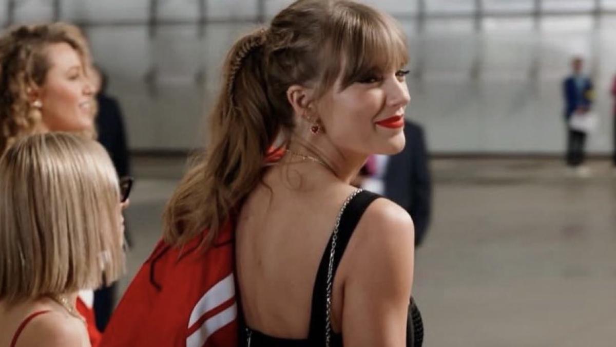 Taylor Swift usa bolso de balón y collar con el número de su novio Travis Kelce en el Super Bowl