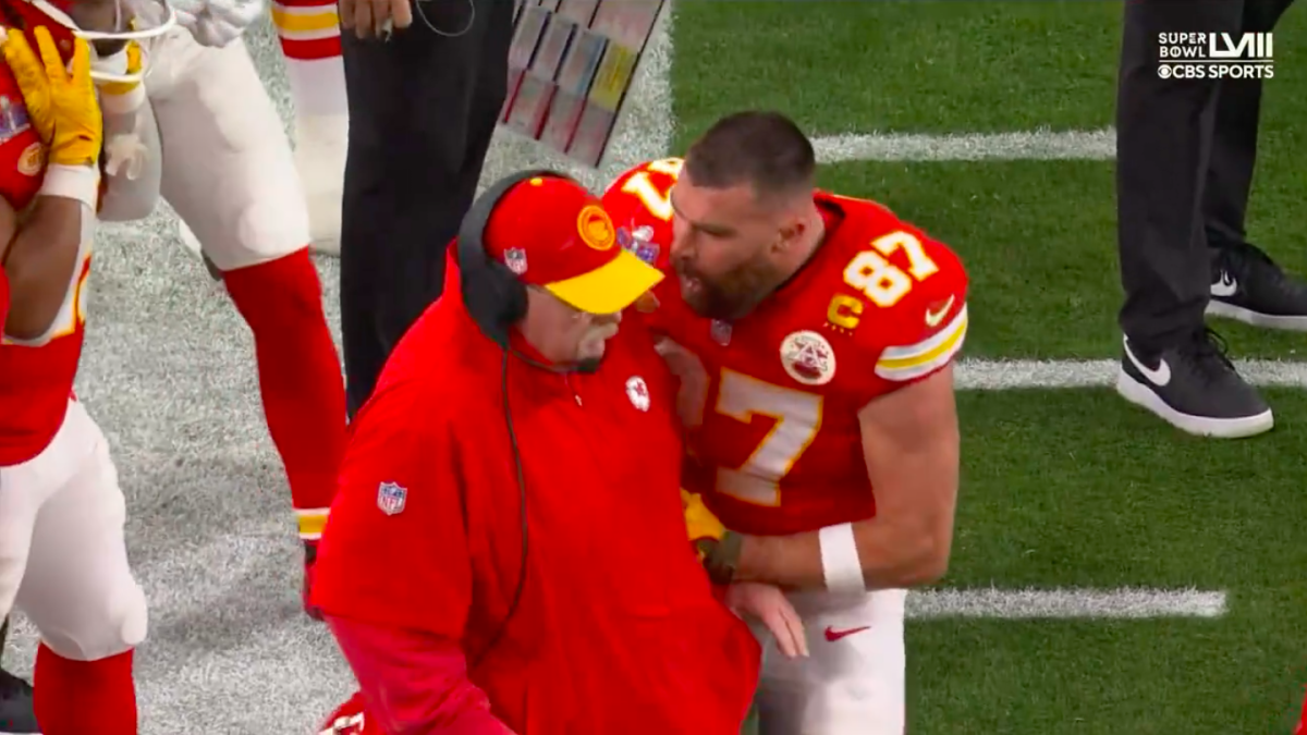 Super Bowl LVIII | Travis Kelce pierde la cabeza y explota con Andy Reid; compañeros tienen que separarlo (VIDEO)