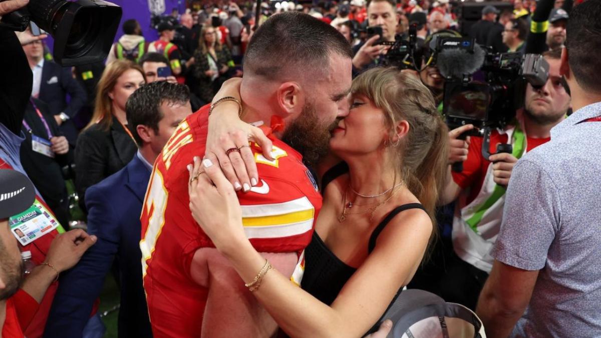 Super Bowl LVIII: Taylor Swift y Travis Kelce celebran el triunfo de los Kansas Chiefs con apasionado beso | VIDEO