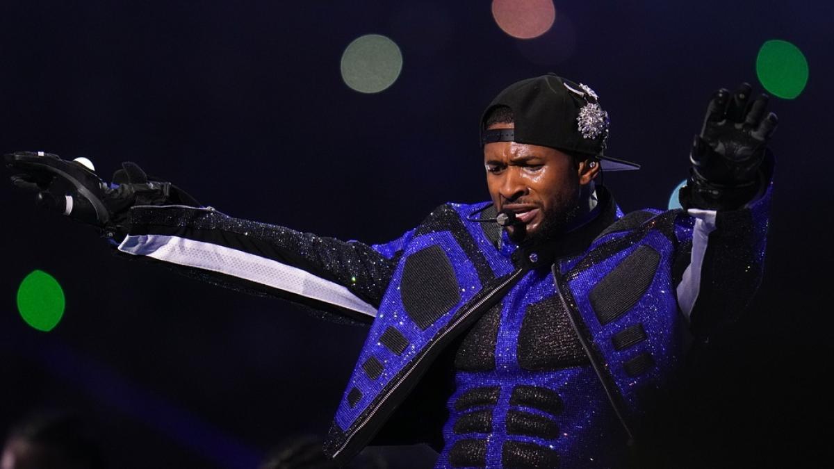 Los lujosos vestuarios que usó Usher en el Medio Tiempo del Super Bowl | FOTOS