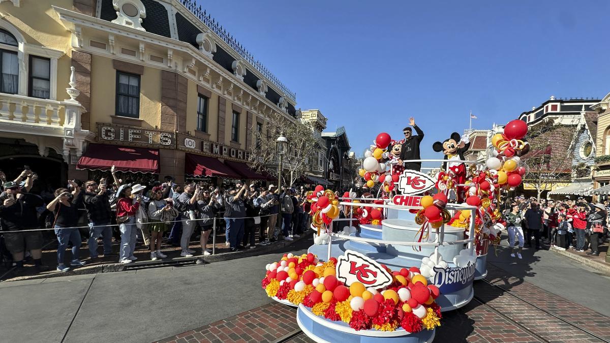 NFL | Patrick Mahomes disfruta de un día increíble en Disney tras ganar el Super Bowl (VIDEO)