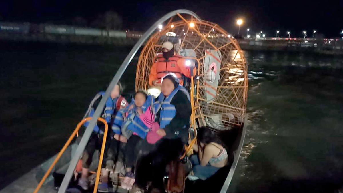 Rescatan a indocumentados en el río Bravo