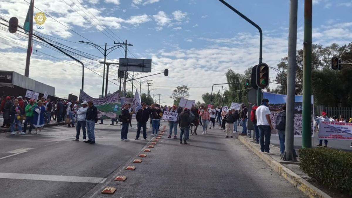 Habitantes de Valle de Bravo protestan en Conagua por bajos niveles en presa; bloquean Insurgentes