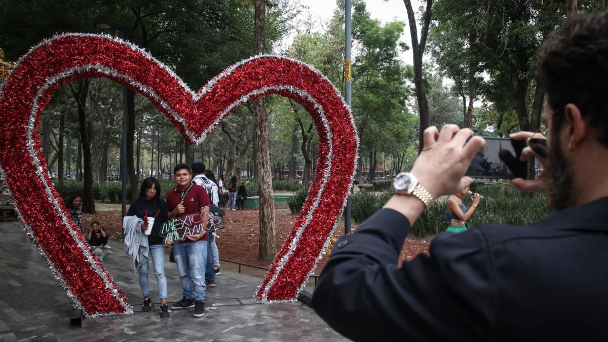 Capitalinos saturan bares y restaurantes en el Día del Amor