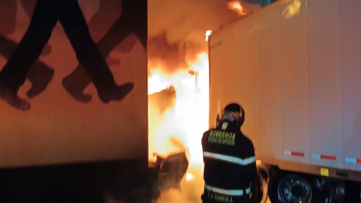 Tráiler choca contra estación de Metrobús y se incendia; hay 2 heridos