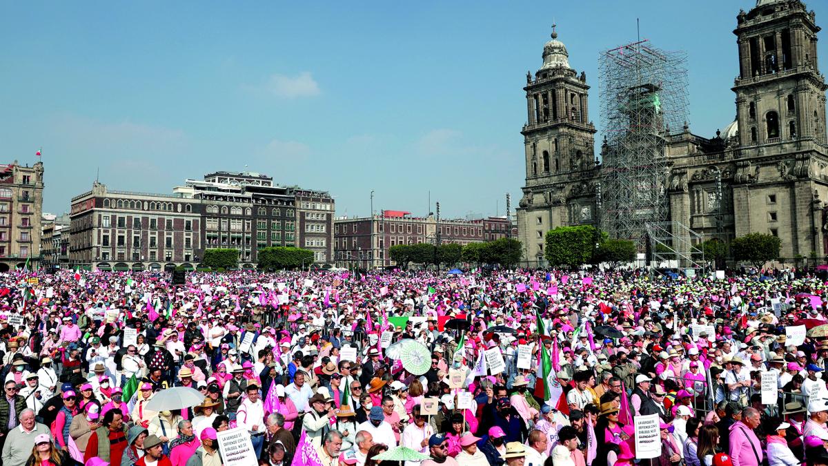 Señalan en marcha democracia en riesgo, critican a AMLO y exigen voto libre