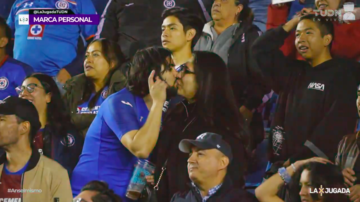 Liga MX | Ventilan a fan de Cruz Azul por besar a su amiga frente a su novia en pleno estadio y se hace viral