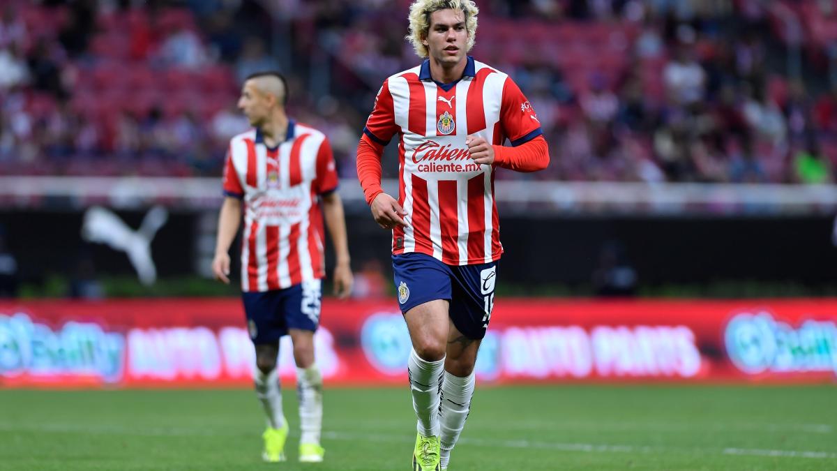 Liga MX | Cade Cowell desata la locura en afición de Chivas con sus camisas vaqueras; ¿Cuánto cuestan?