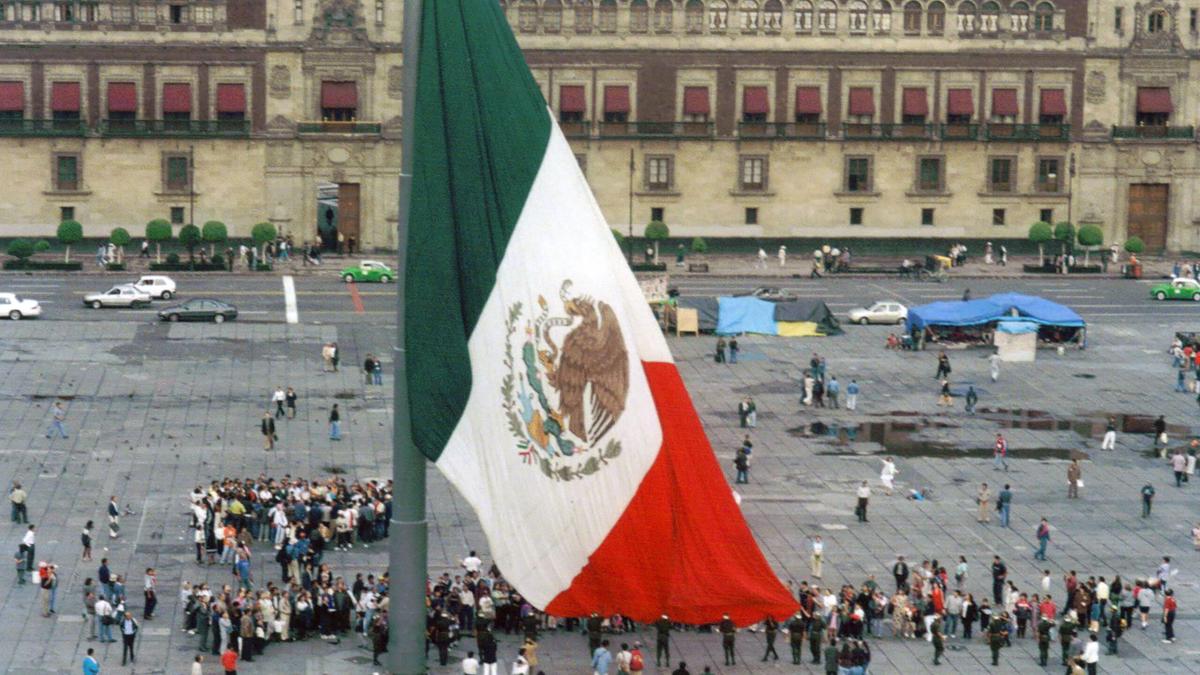 ¿Es un delito dejar que la Bandera de México toque el piso?