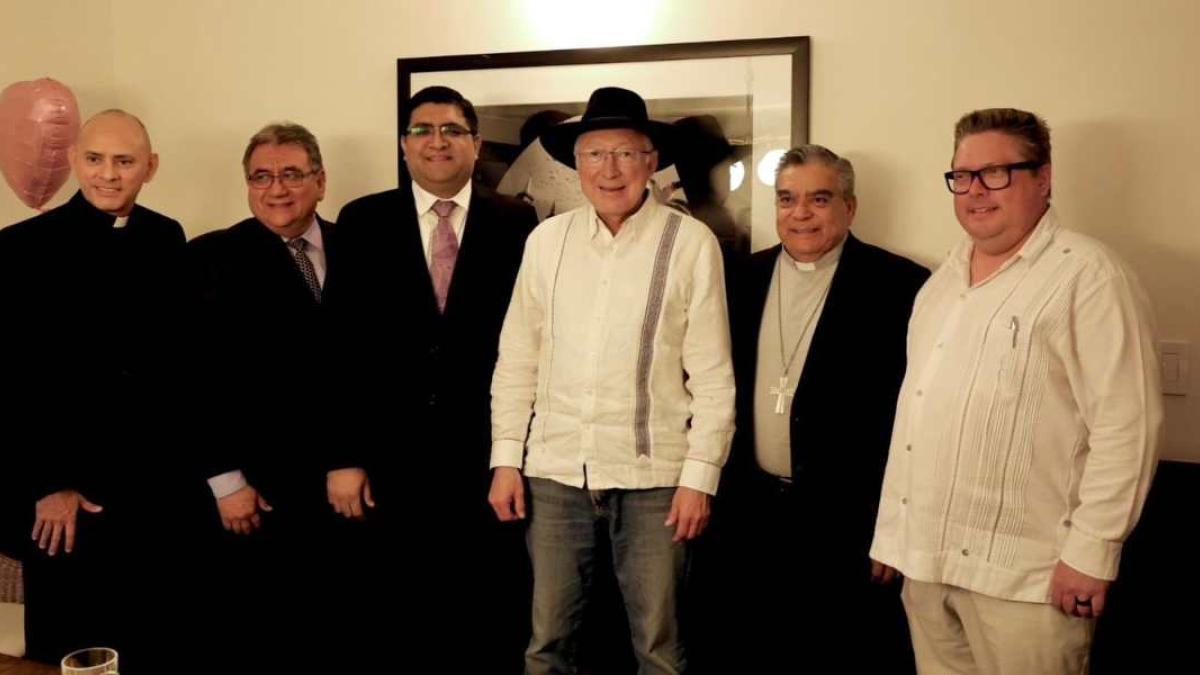 Ken Salazar pide sumar a sacerdotes a mesas sobre seguridad