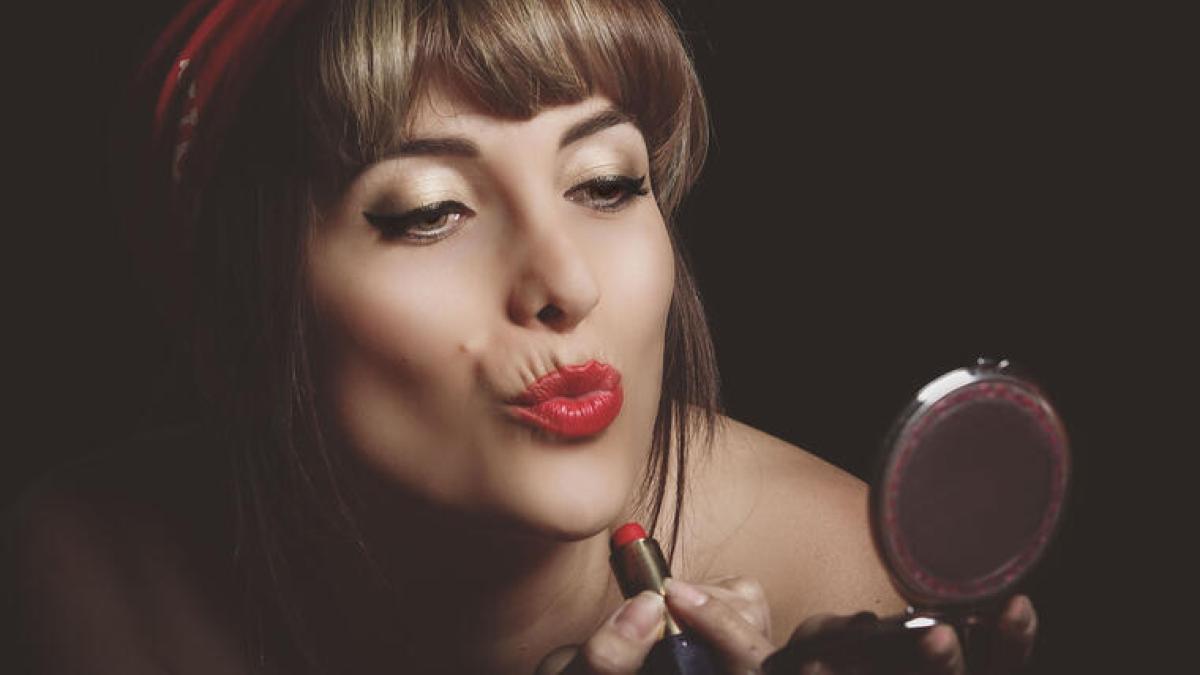 Consejos que no debes ignorar para combinar un labial rojo en una piel morena