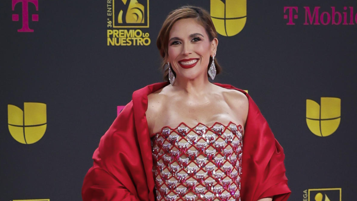 Angélica Vale presume su esbelta figura en los Premios Lo Nuestro e impacta a la audiencia