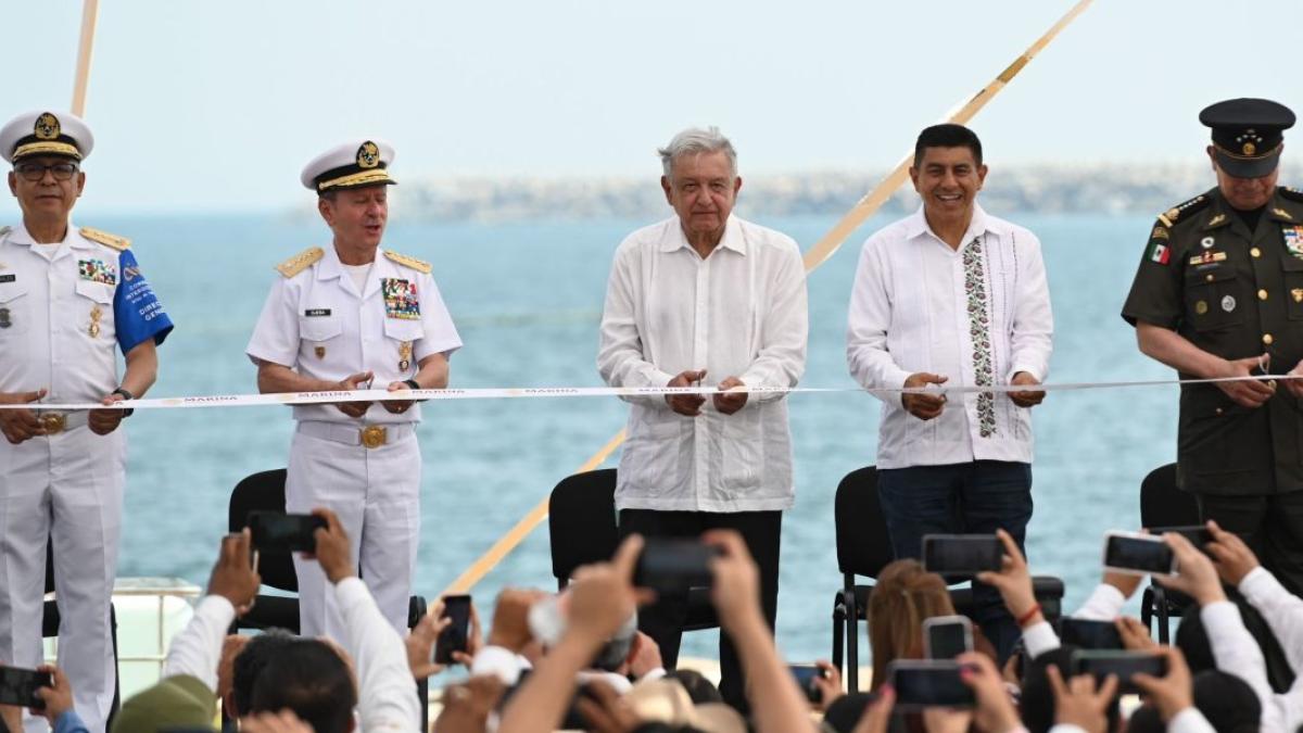 AMLO inaugura rompeolas de 1.6 kms en Salina Cruz, Oaxaca; inversión de 4,500 mdp