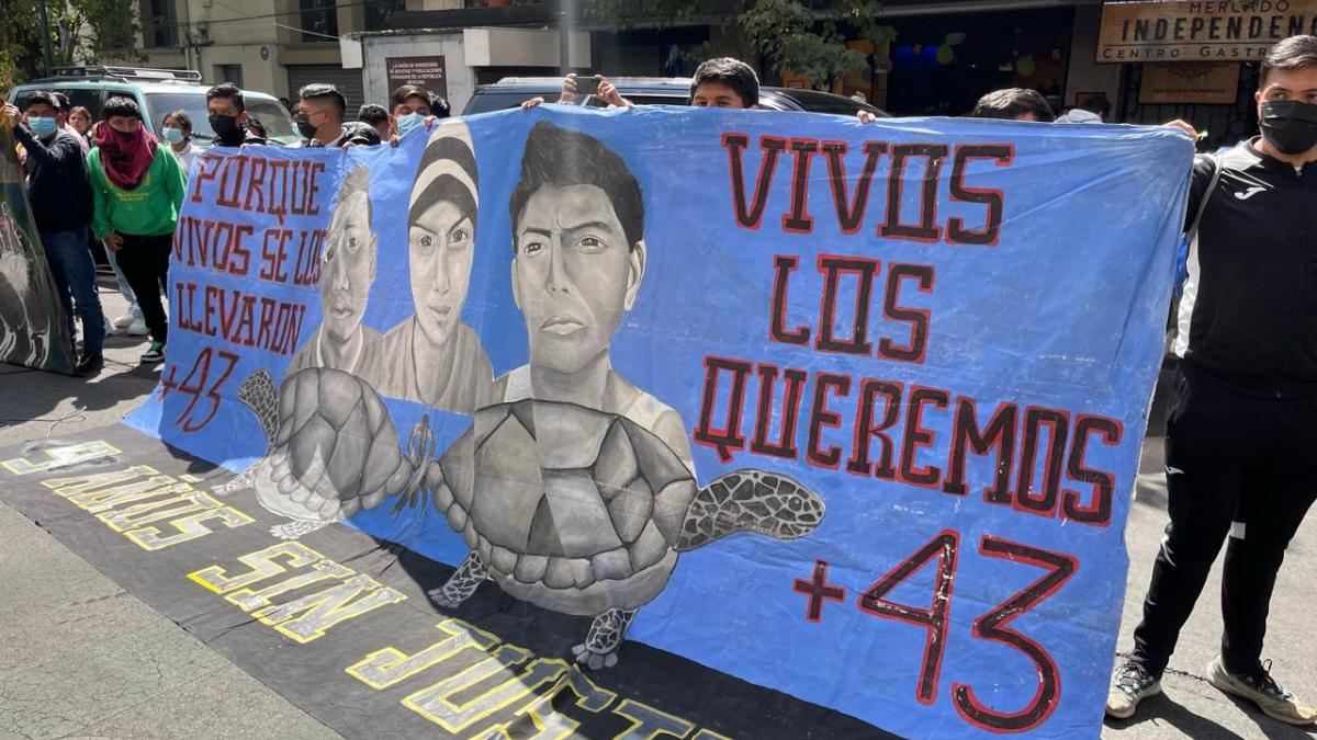 Protestan padres de los 43 en SRE; advierten que no se moverán del Zócalo hasta tener respuestas