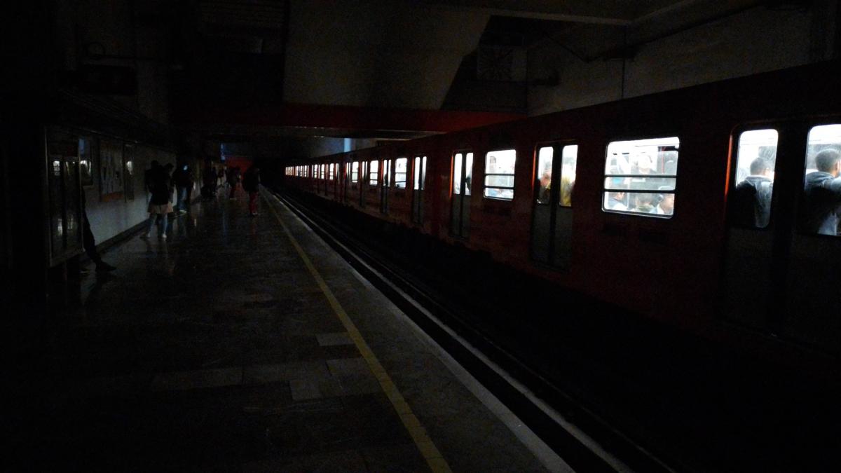 En penumbras: Usuarios del Metro reportan con FOTOS que en estaciones de la Línea 9 no hay luz