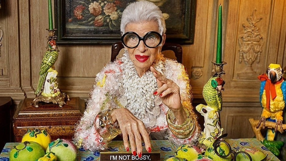 Muere Iris Apfel, reina del maximalismo, a los 102 años