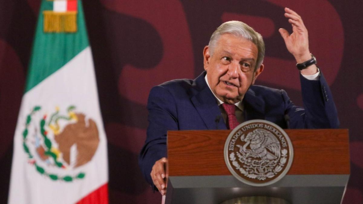 Políticos de oposición y de Morena chocan por mañaneras de AMLO